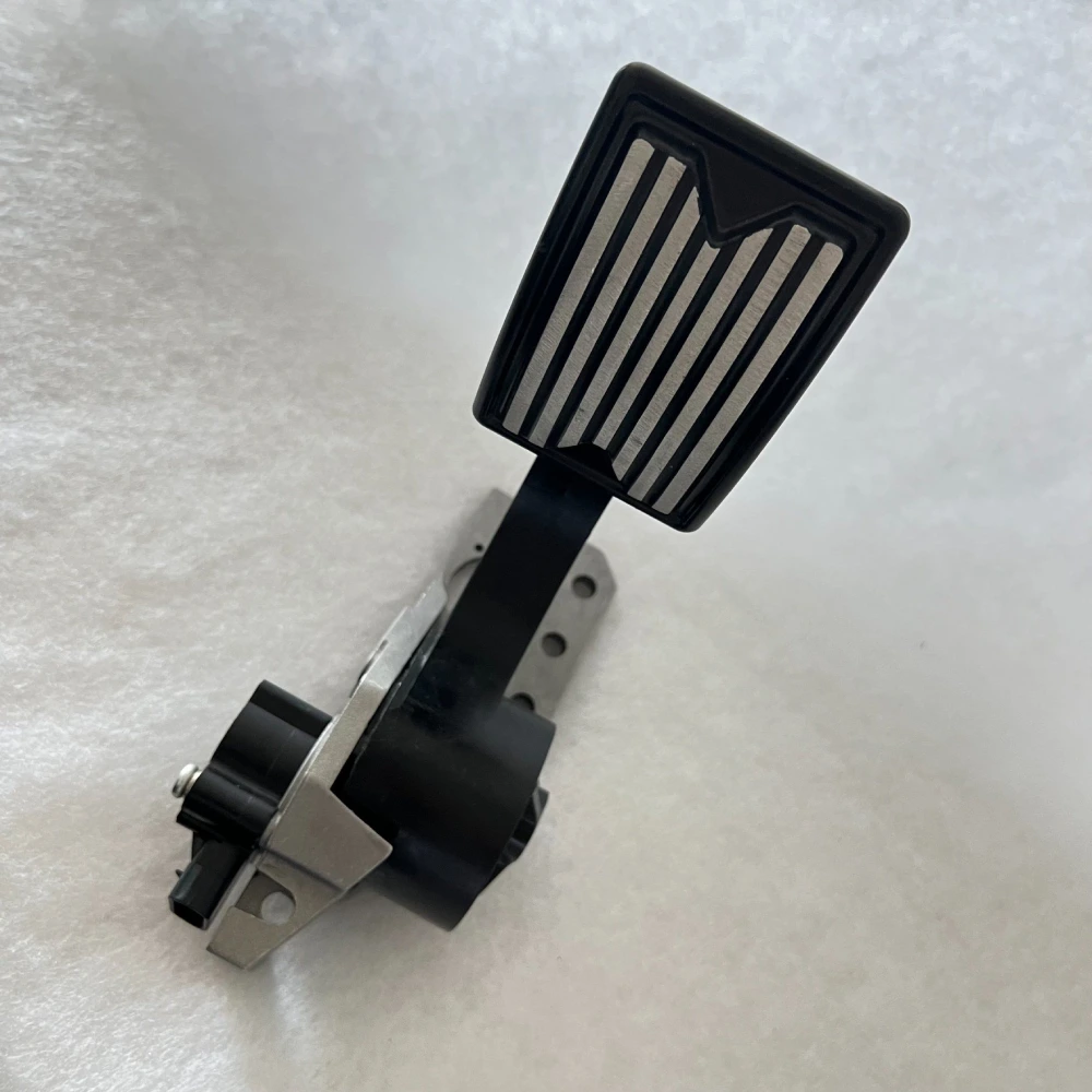 Trcuk Parts Accelerator Pedal Assembly 82734051 21915482 for Mack