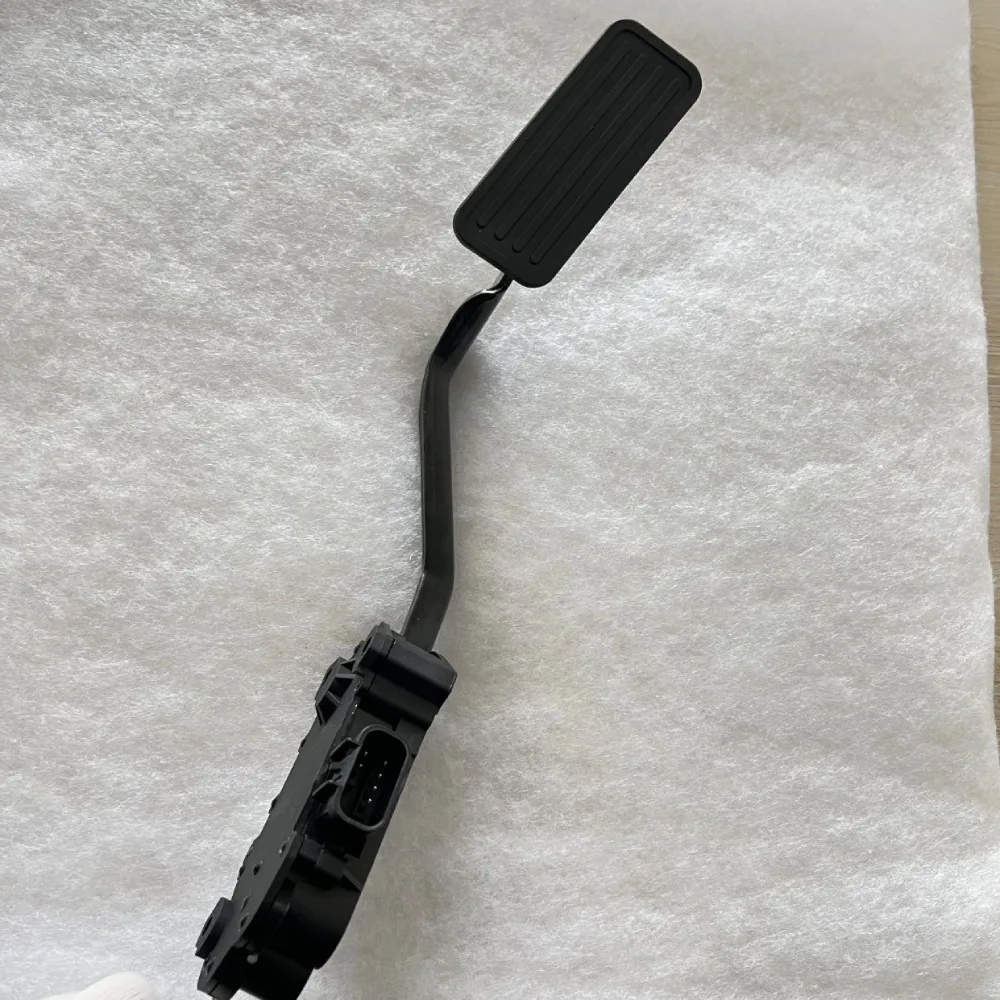 Car Parts Pedal Accelerator 15150990 for Isuz
