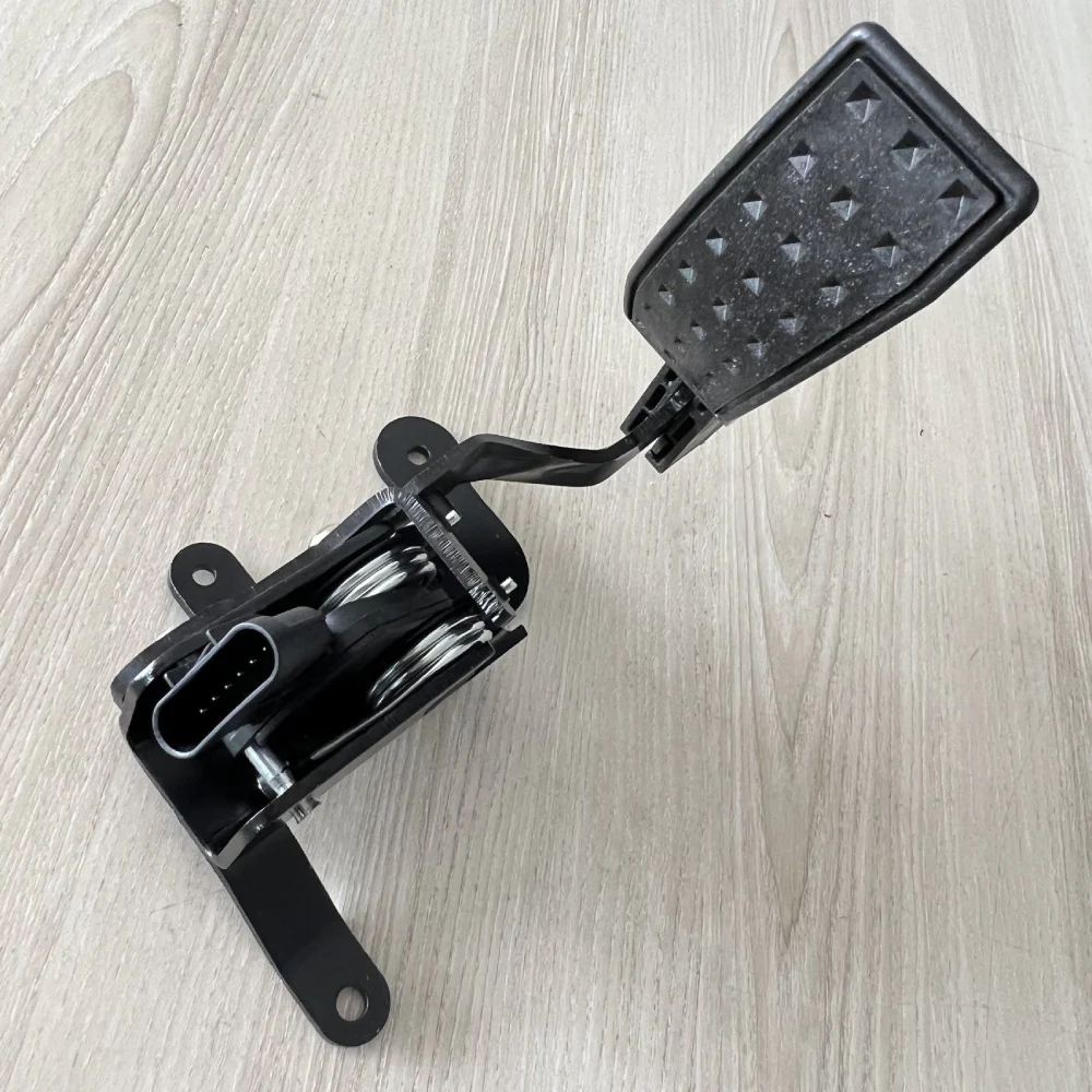 This is 25838049 15263218 15860872 Electric Accelerator Pedal for Cadillac Srx (09-04) Cadillac Sts (11-05) photo